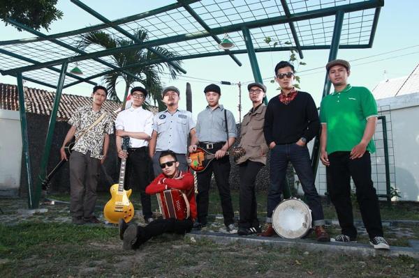 from left to right, steXdog : accoustic guitar nathan pijoh : electric guitar yasuspade : tin whistle ryan frederiksen : mandolin, back vocals emil nk : bass rudech : drum jr miko : vocals front, ganang : violins, acordion