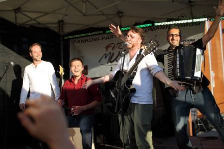 (left to right) Marcus - Bass, Vocals; Rene - Cajon; Egidio - Accordion; Martin - Guitar, Vocals